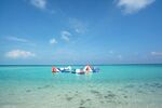 碧海蓝天中的海上游乐设施