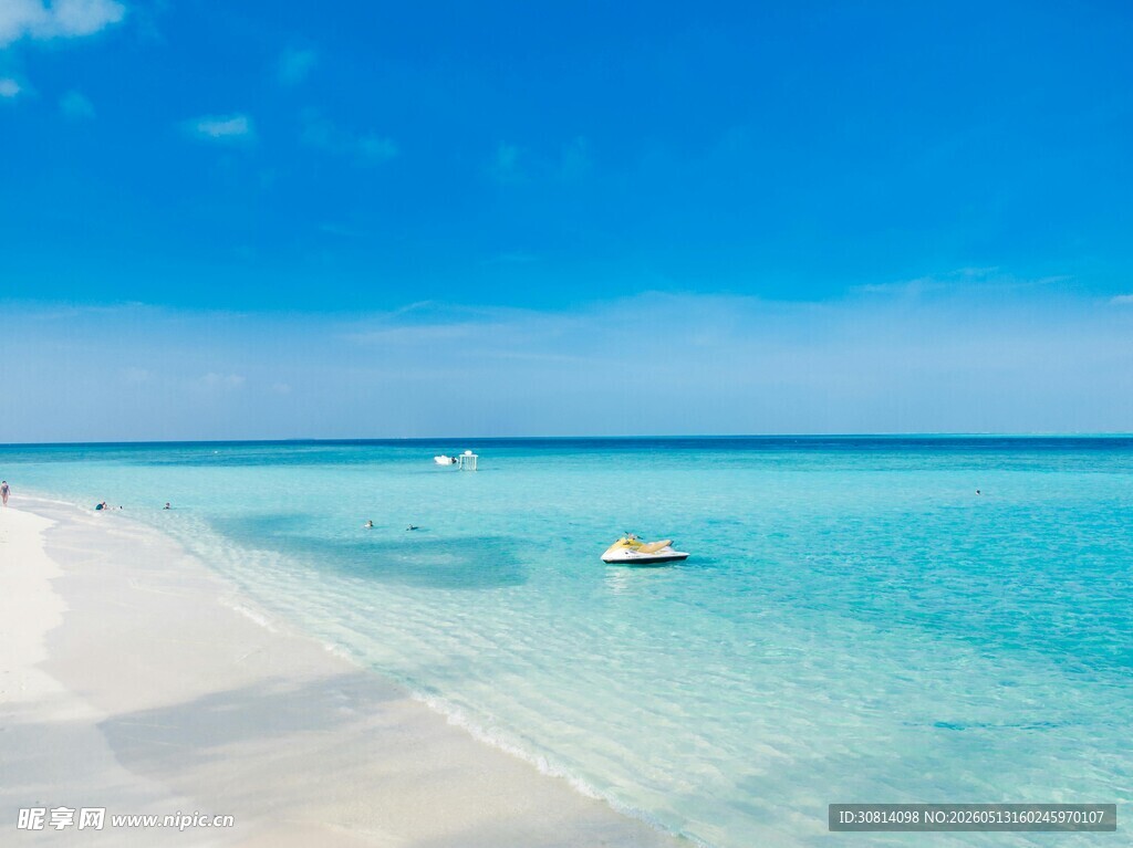 美丽海滩与清澈海水景观
