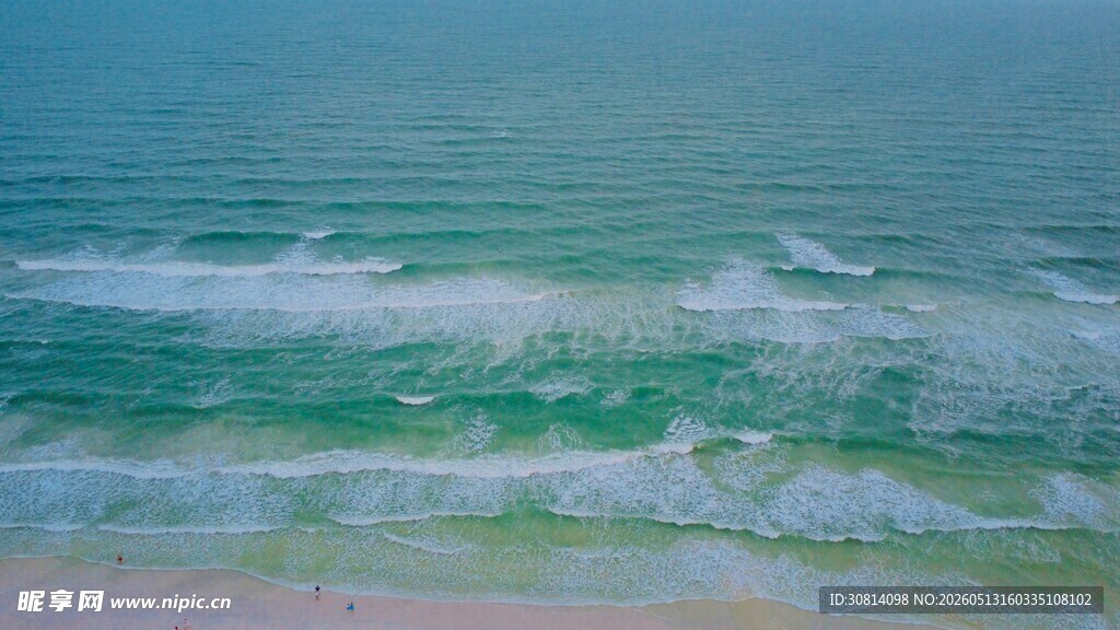 海浪轻拍沙滩的美丽景致