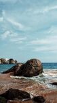 海边巨石与海浪