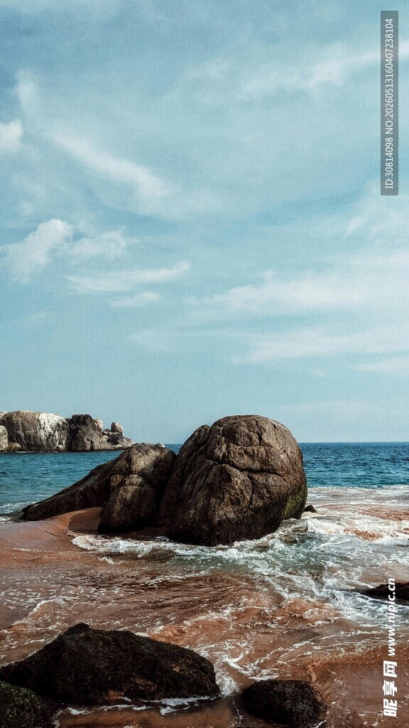 海边巨石与海浪