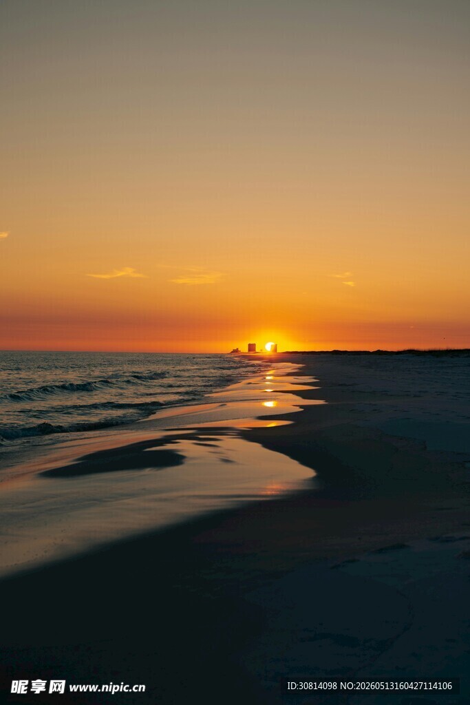 夕阳下的美丽海滩风景