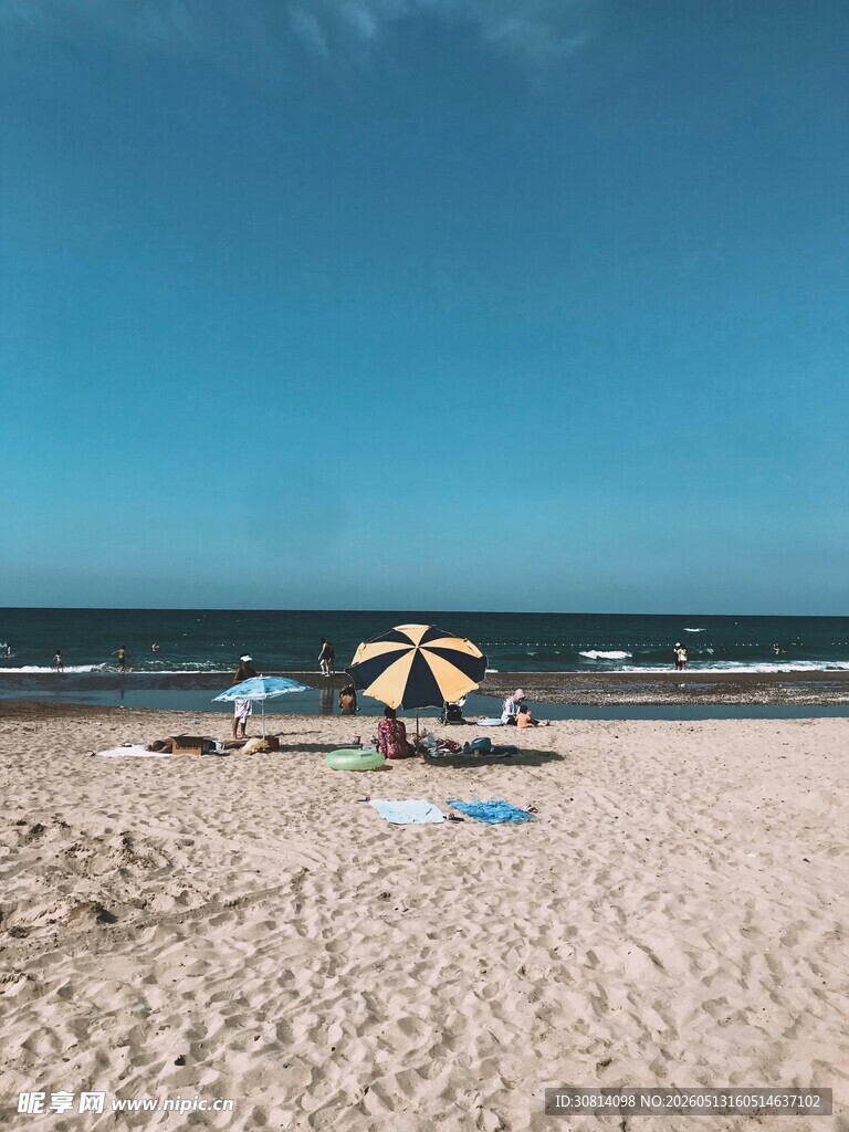 沙滩上的遮阳伞与海景