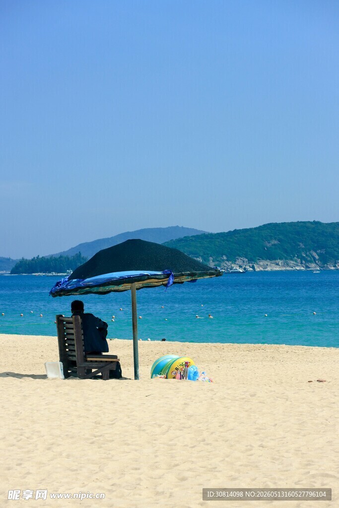 沙滩遮阳伞下的休闲时光