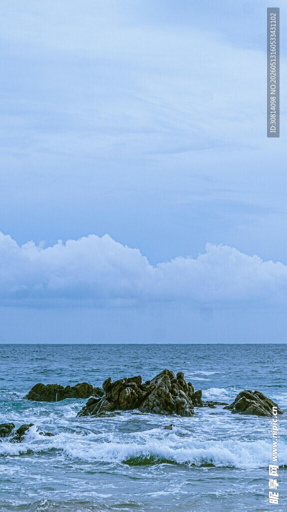 海边礁石与翻涌海浪