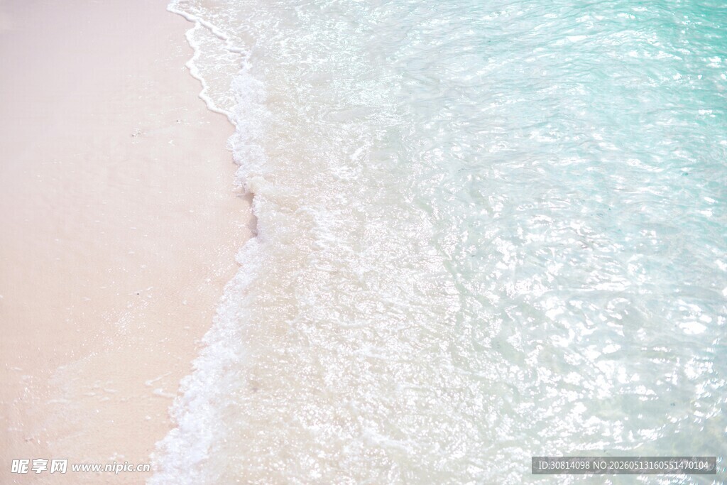 海边轻柔海浪与沙滩美景