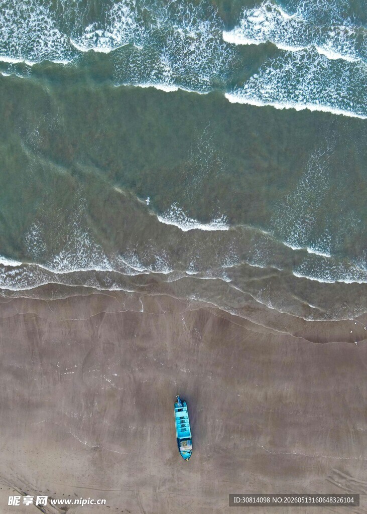 俯瞰海滩上的孤独冲浪者