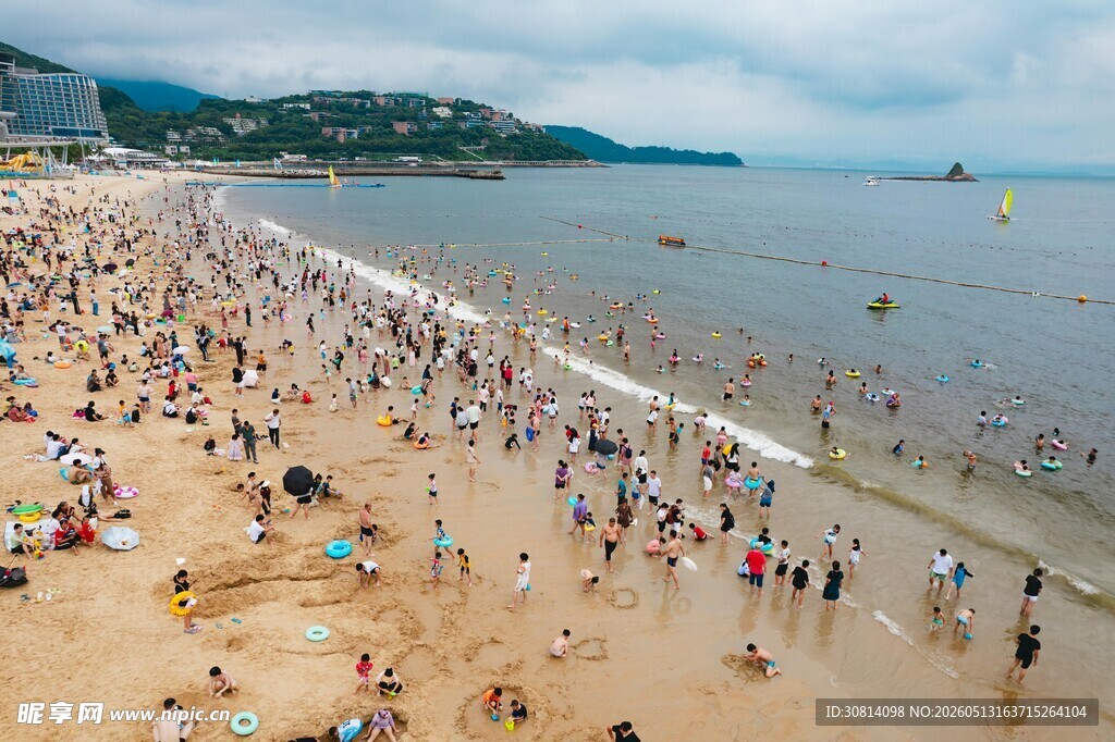 热闹的海滨沙滩度假场景
