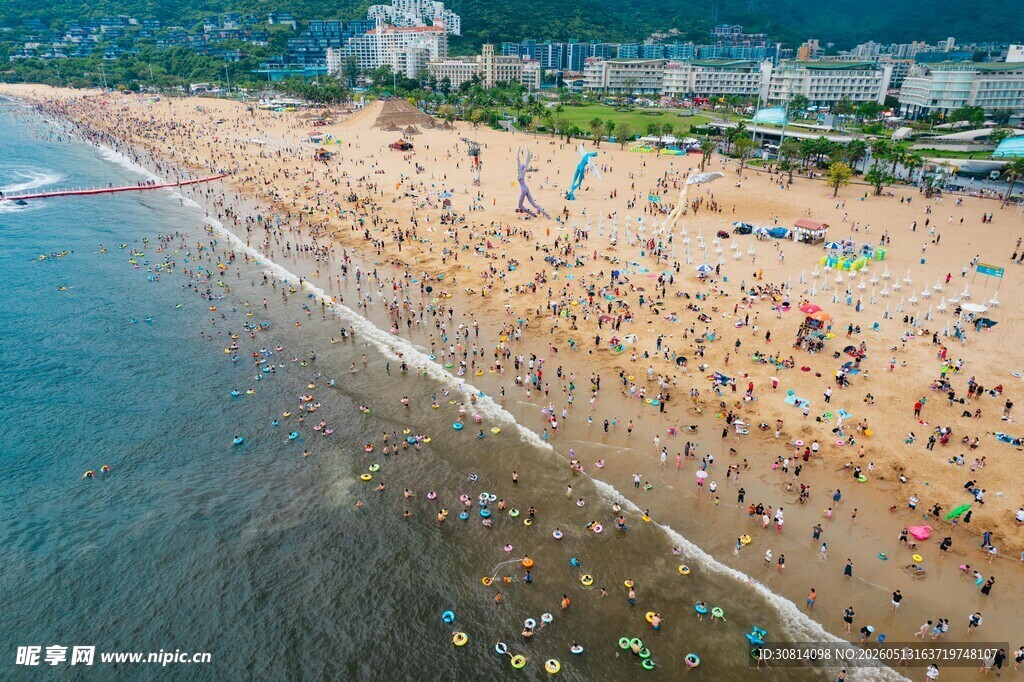 热闹海滨沙滩度假场景