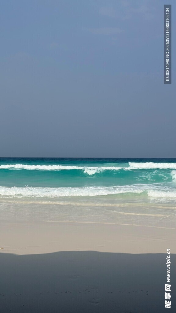 美丽海滩与蔚蓝海浪