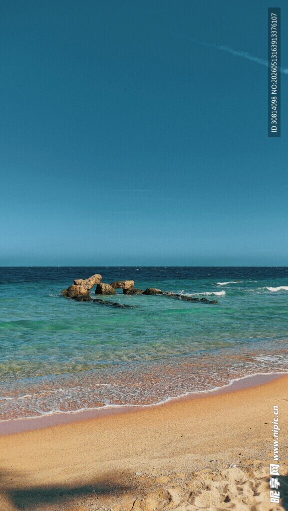 美丽海滩与清澈海水景观