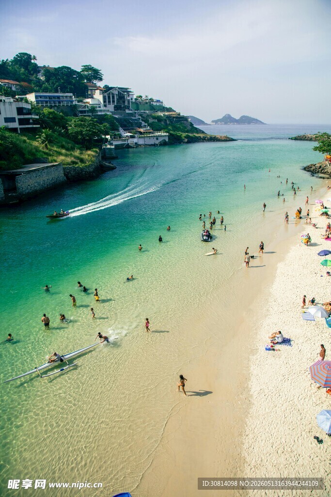热闹的海滨度假沙滩场景