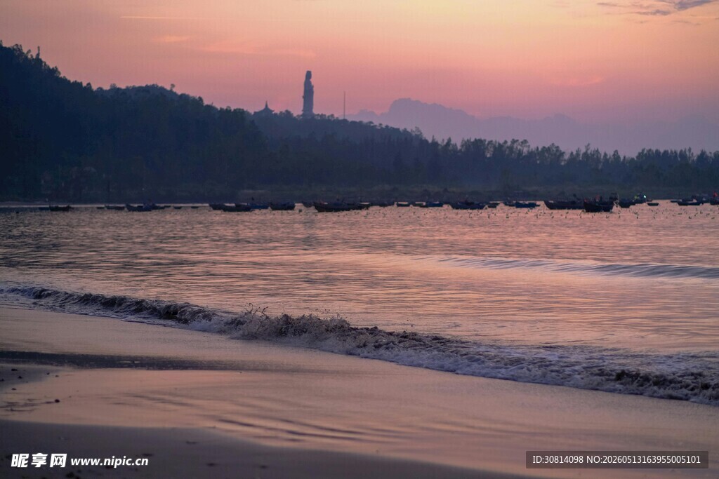夕阳下的美丽海滨风光