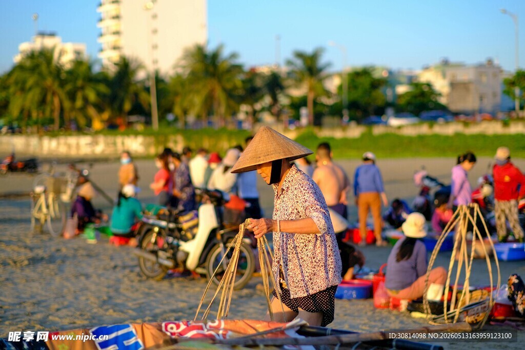 海滩上的传统手工艺售卖场景