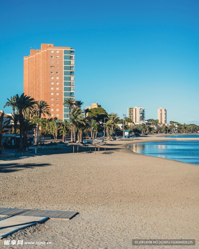 海滨城市沙滩与高楼美景