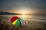 沙滩夕阳下的多彩遮阳伞