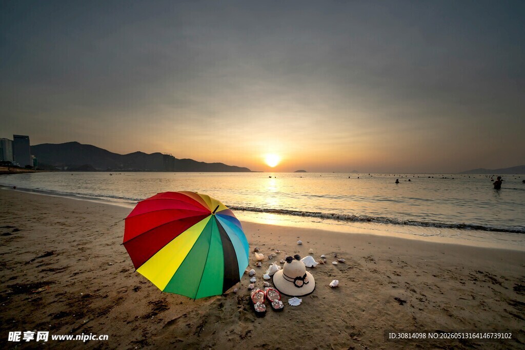 沙滩夕阳下的多彩遮阳伞