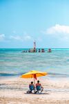 海滩情侣共赏海景