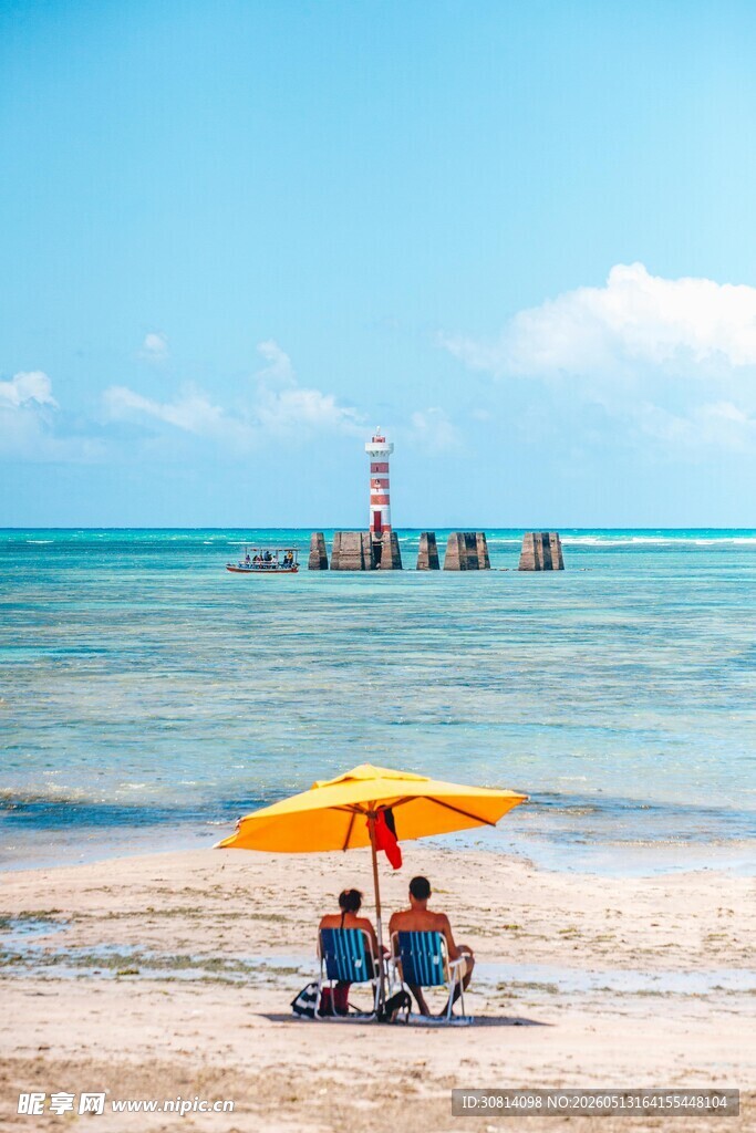 海滩情侣共赏海景