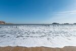 海边浪花翻涌的美丽景象