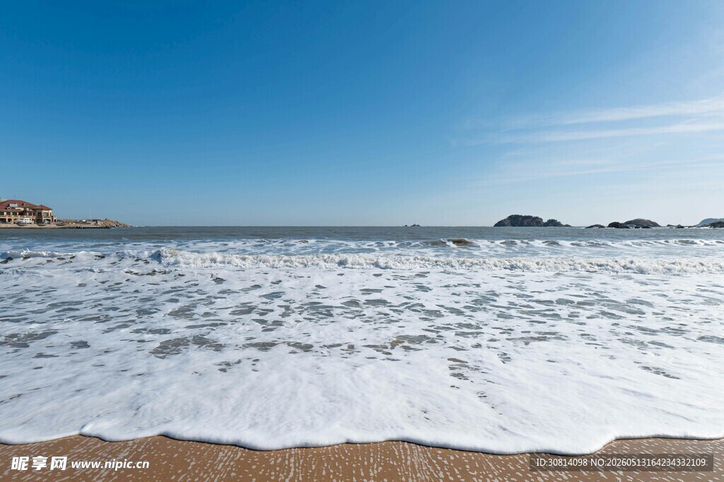 海边浪花翻涌的美丽景象