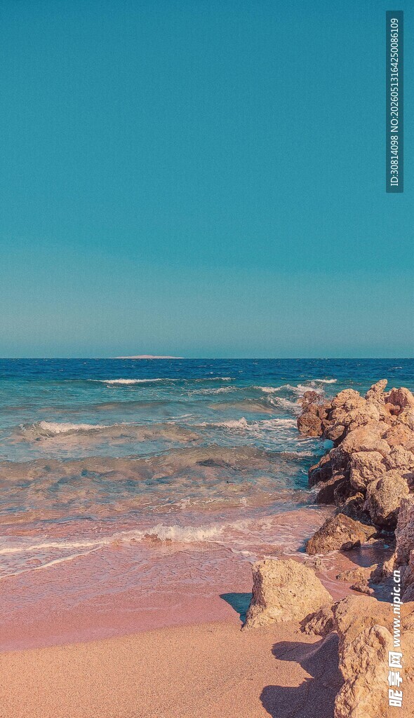 粉色沙滩与海边防波堤