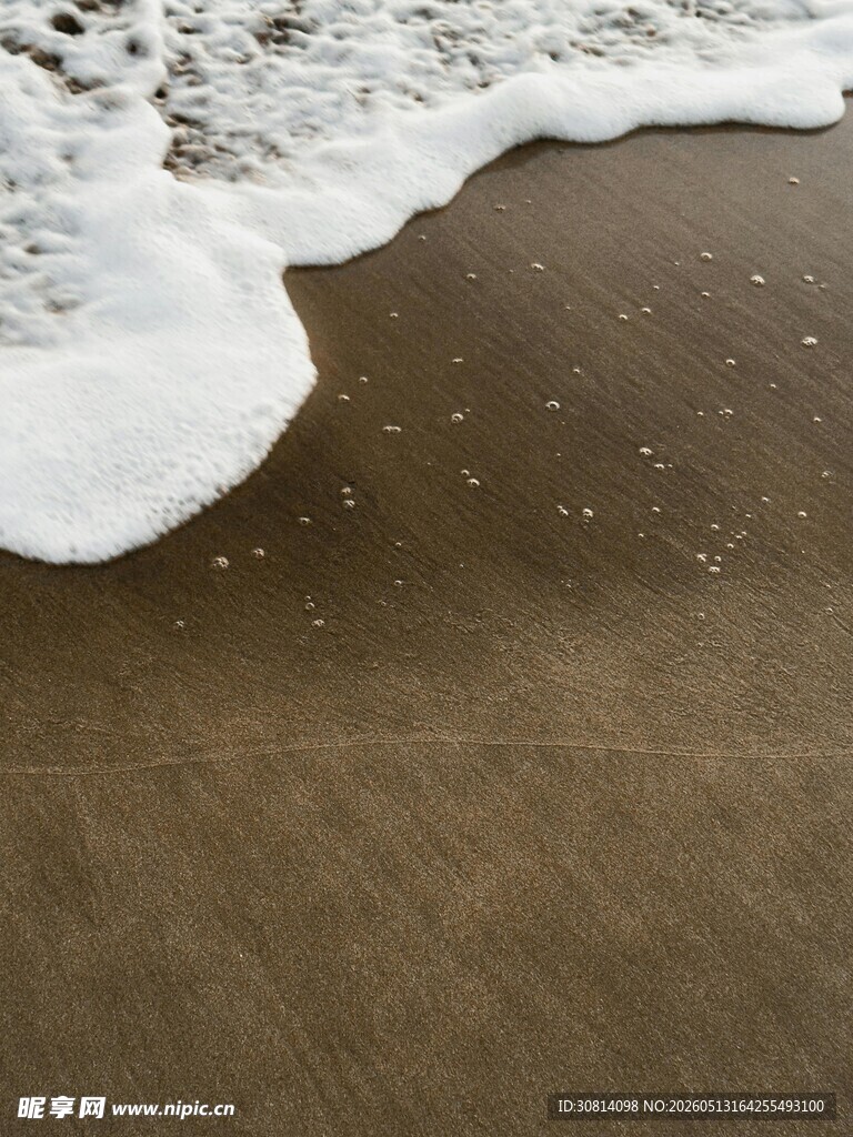 沙滩上的海浪与泡沫