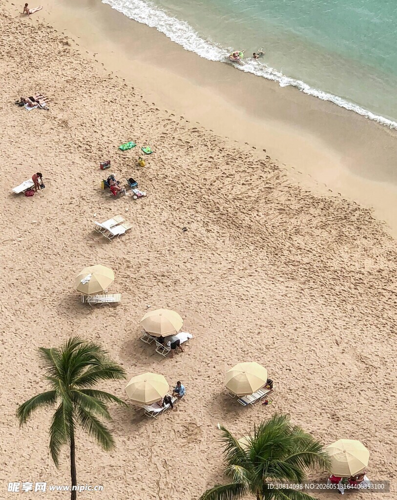 俯瞰沙滩上的休闲场景