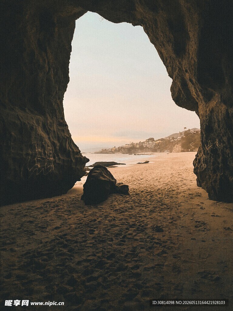 海滩洞穴中的静谧景象
