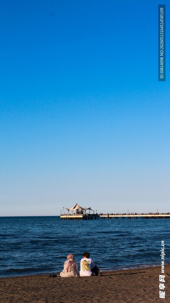海边情侣依偎赏景