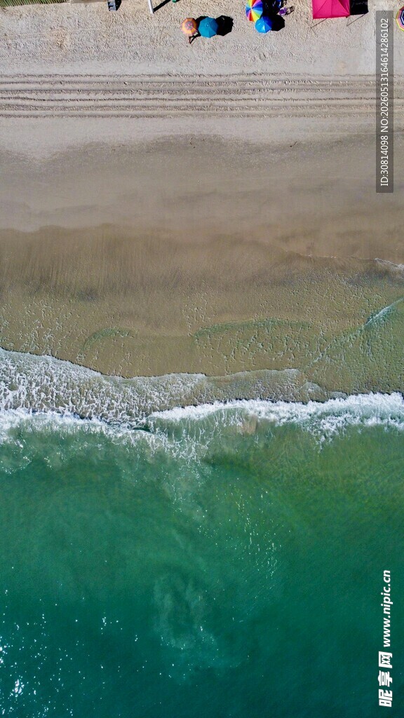 俯瞰海滩海浪彩色帐篷