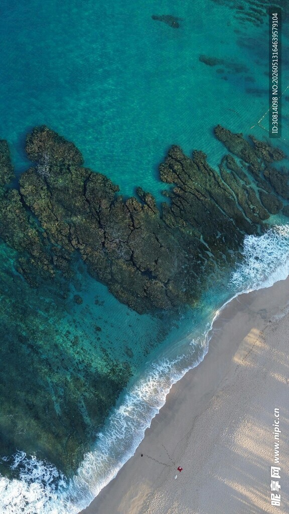 碧海沙滩与礁石美景