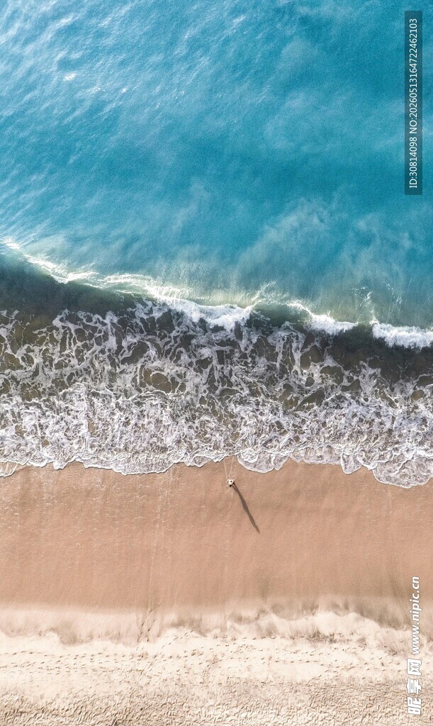 海边沙滩与蔚蓝海浪
