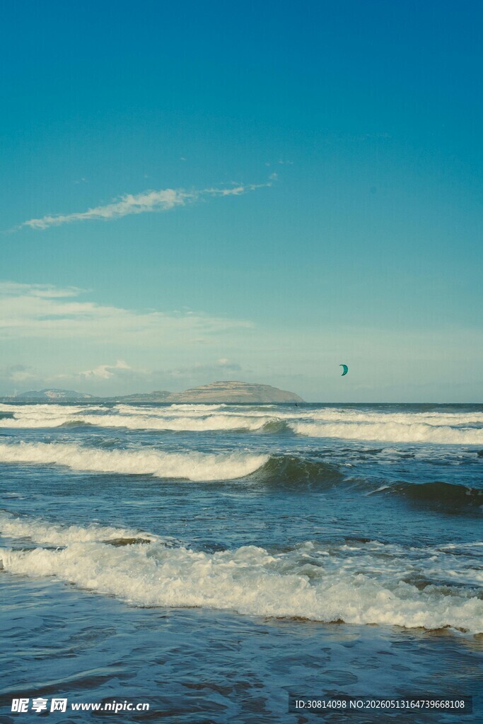 碧海蓝天海浪翻涌景象