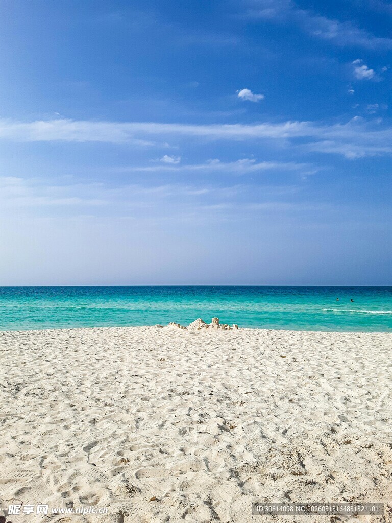 美丽沙滩与湛蓝大海