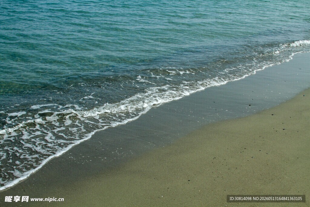 海浪轻拍沙滩的美丽景致
