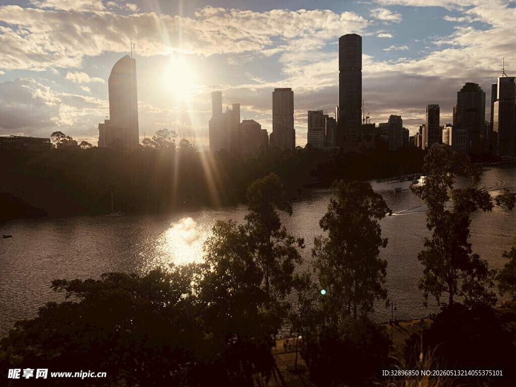 夕阳下的城市河畔美景