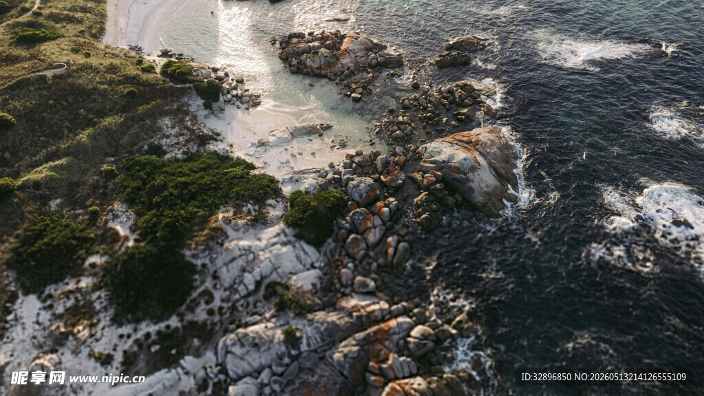 海岸礁石与奔涌海浪景观