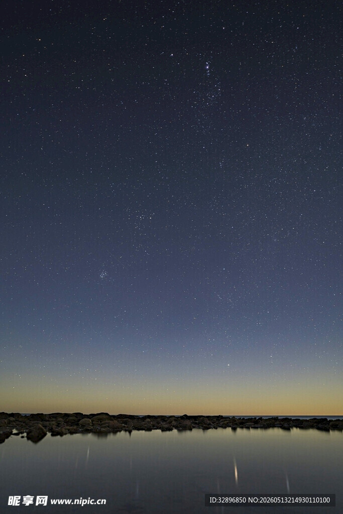 夜幕下的宁静湖面与星空