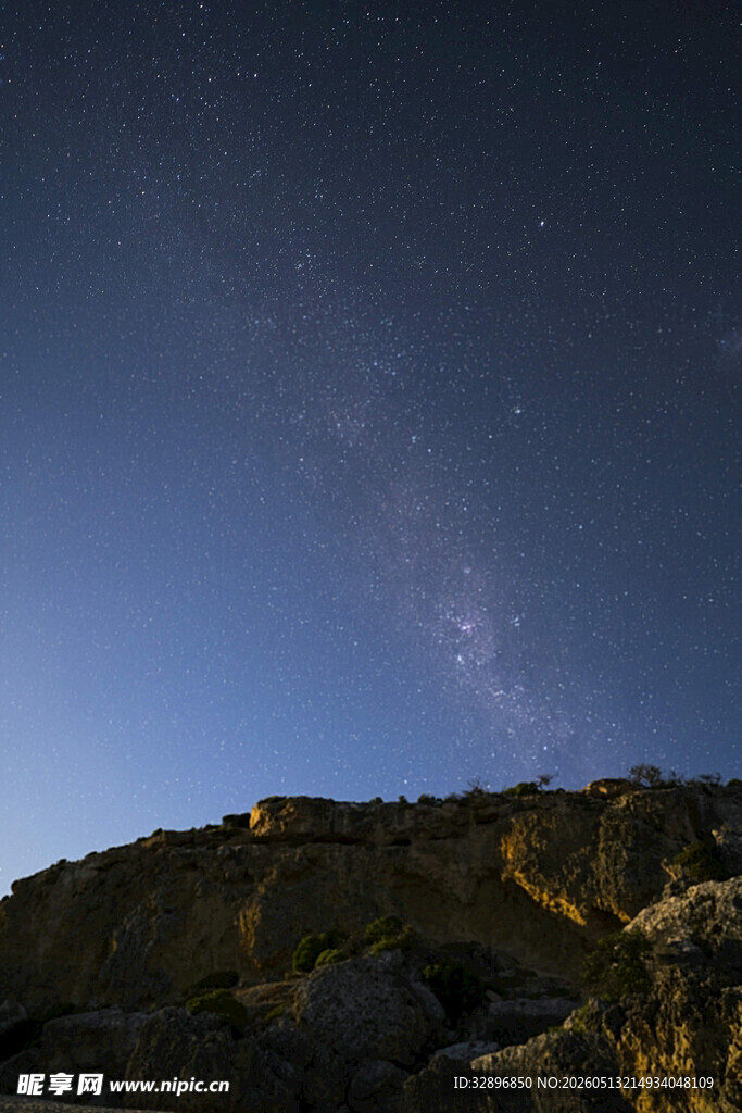 夜空下的山峦与璀璨星河
