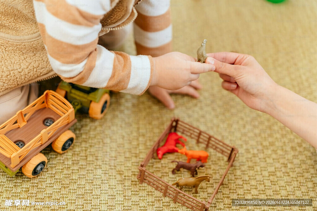 大人与孩子互动玩乐场景