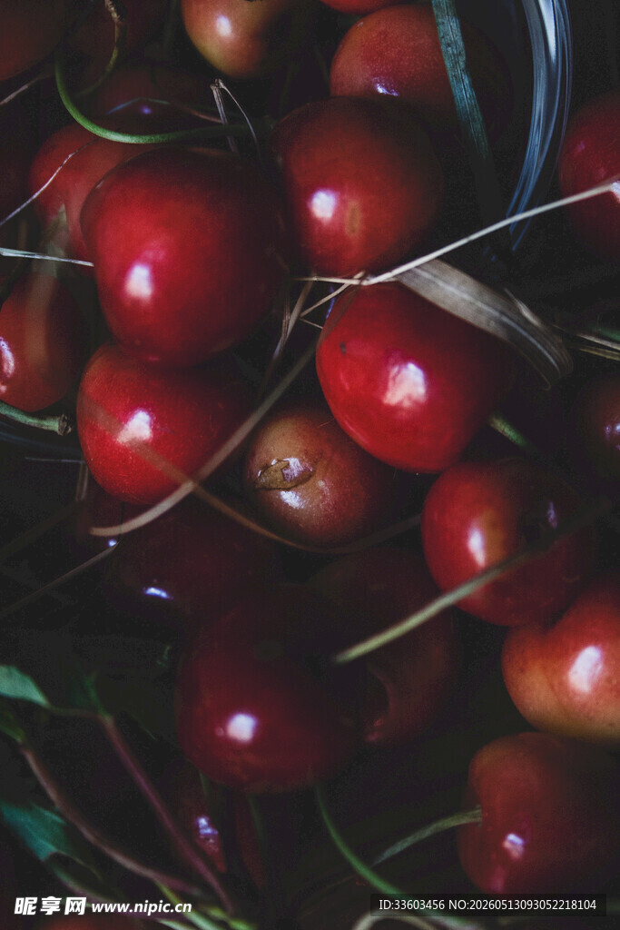 新鲜饱满的红樱桃
