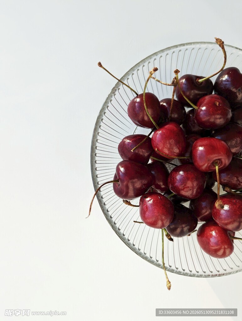玻璃碗中的新鲜红樱桃