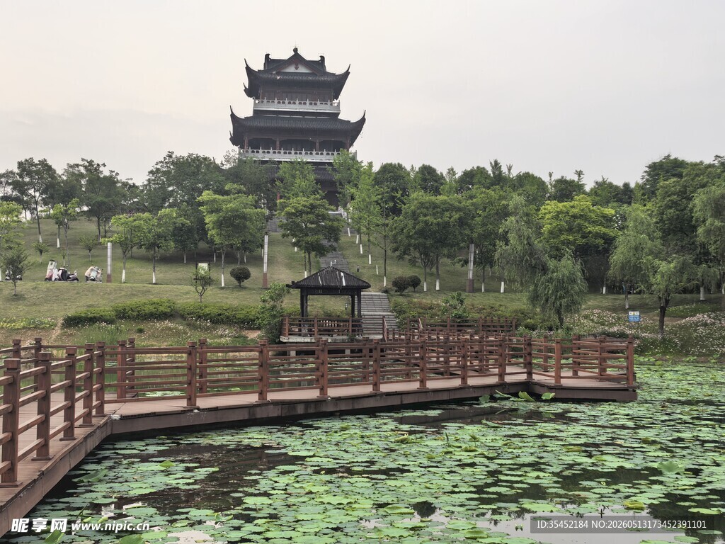 湖畔古亭