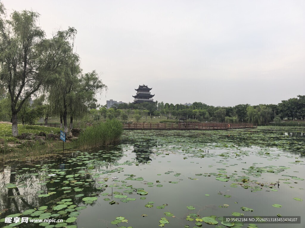 湖畔楼阁