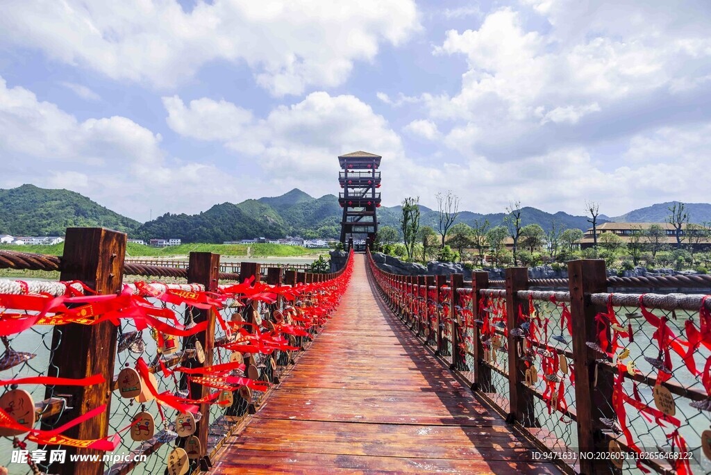 炭河千古情景区红色吊桥 
