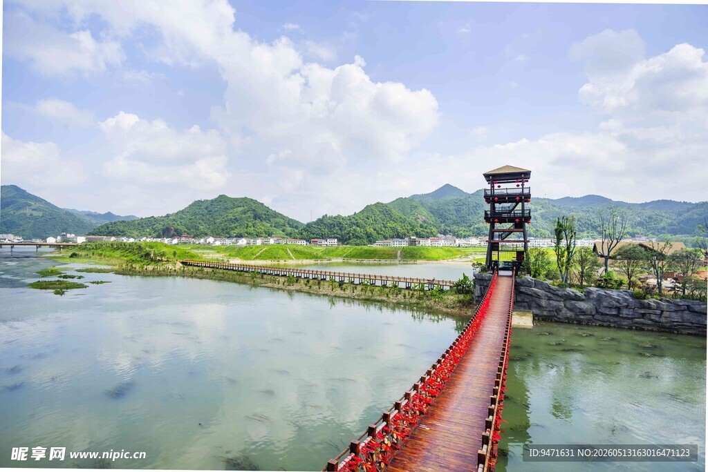 炭河千古情湖上红桥伴高塔美景