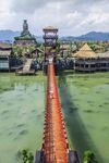 炭河千古情古桥横跨绿水美景