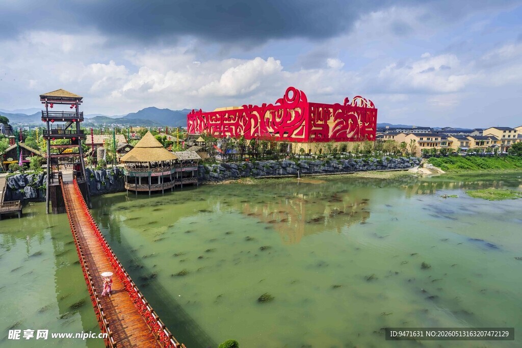 炭河千古情剧院旁的湿地风光