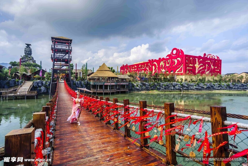 炭河千古情景区湖畔红桥美景